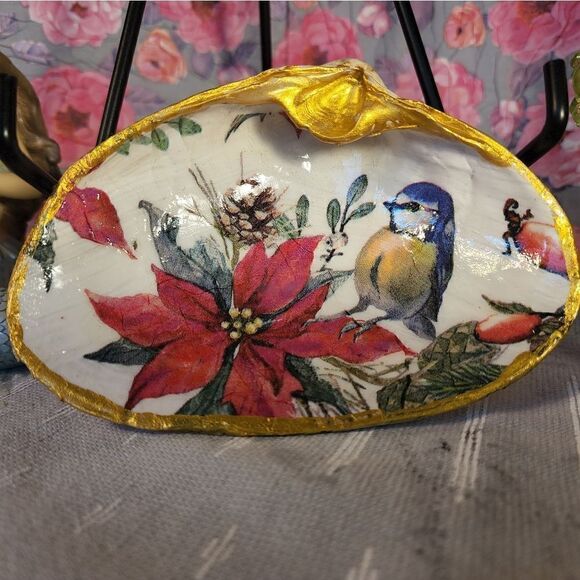 DECOUPAGE CLAM SHELL DECOUPAGE CHRISTMAS POINSETTIA AND BIRD ON A CLAM SHELL - Picture 1 of 7